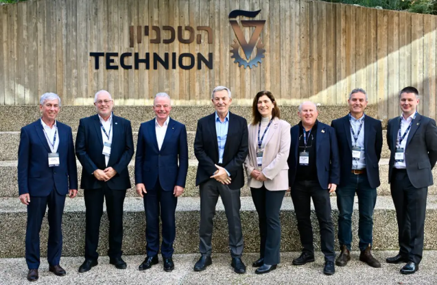 מימין לשמאל: נשיא Boeing Global ד”ר ברנדון נלסון, נשיא בואינג ישראל אלוף (מיל’) עידו נחושתן ונשיא הטכניון פרופ’ אורי סיון ליד מודל הקמפוס